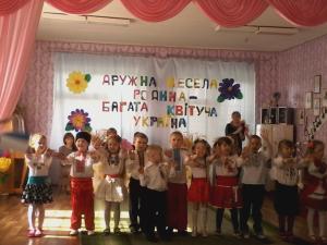 Хлопчики козачата та красуні дівчата