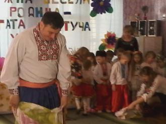  У мішках стрибаємо з татами змагаємось 